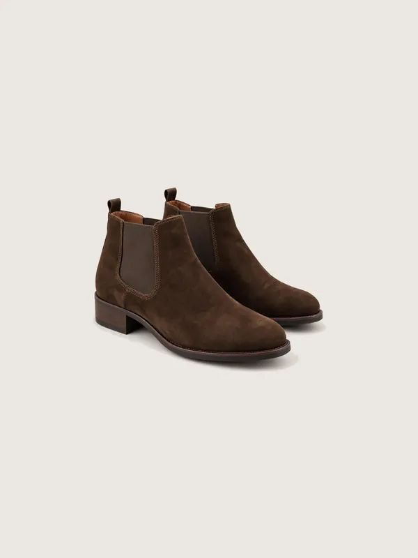 AI-generated product photo of the brown suede chelsea boots, one of the pieces in the Someone Shop.